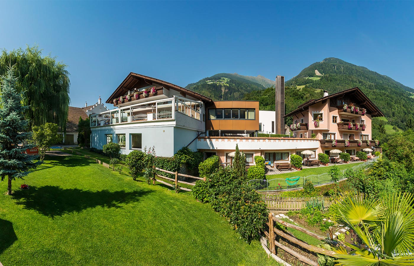 Garden surrounded by nature at the Hotel Alpenhof